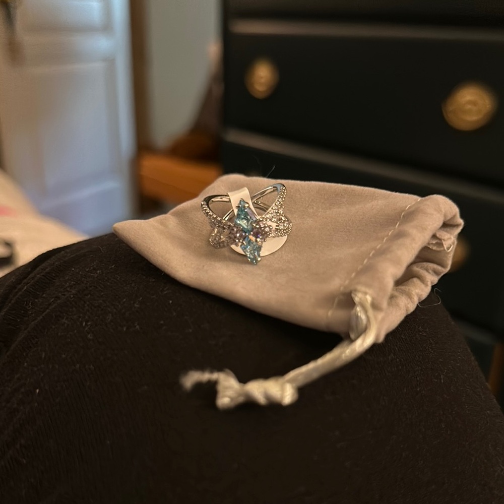 Elegant Silver and Blue Gemstone Ring nWT